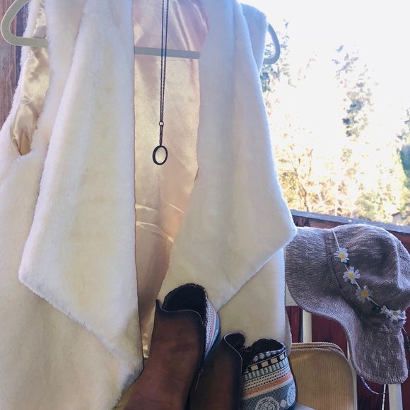 Fuzzy vest - Picture 2 of 5